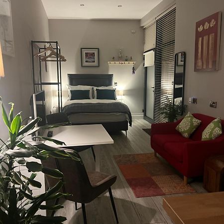 Hugo Mews Bright Studio Apartment برايْ المظهر الخارجي الصورة