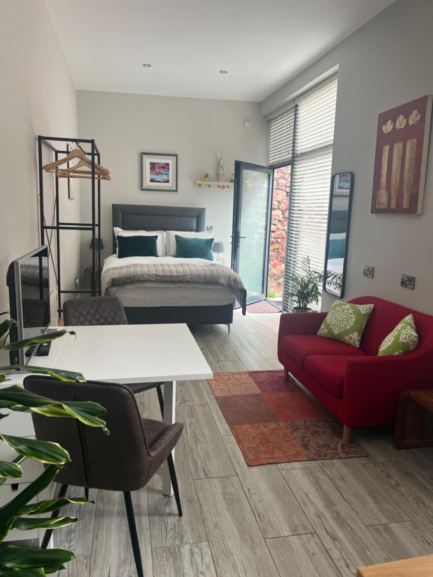 Hugo Mews Bright Studio Apartment برايْ المظهر الخارجي الصورة